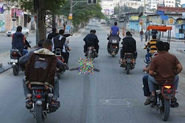 ▲ 2012년 11월, 하마스는 팔레스타인 주민 몇 명을 '이스라엘 첩자'라며 자기네끼리 정한 뒤 '즉결처형'했다. 처형한 시신을 오토바이에 매달아 가자 지구 거리를 내달리는 하마스 조직원들. 이 사진과 동영상은 인터넷에도 공개했다. [사진: 동영상 캡쳐]