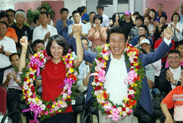 ▲ 7.30 평택을 재선거에서 승리를 거둔 새누리당 유의동 후보가 승리가 확정되자 기뻐하고 있다. ⓒ유의동 캠프 제공