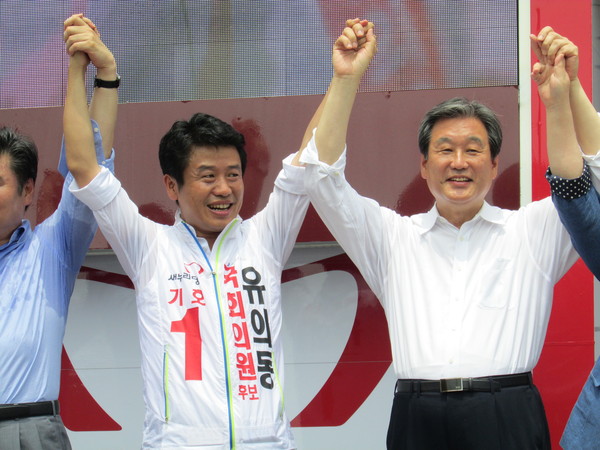 ▲ 7·30 경기 평택을 재선거에서 새누리당 유의동 후보가 예상을 뒤집고 새정치민주연합 정장선 후보에게 압승을 거뒀다. 사진은 21일 평택 안중시장에서 김무성 대표최고위원과 유세를 함께 하고 있는 유의동 후보 ⓒ정도원 기자