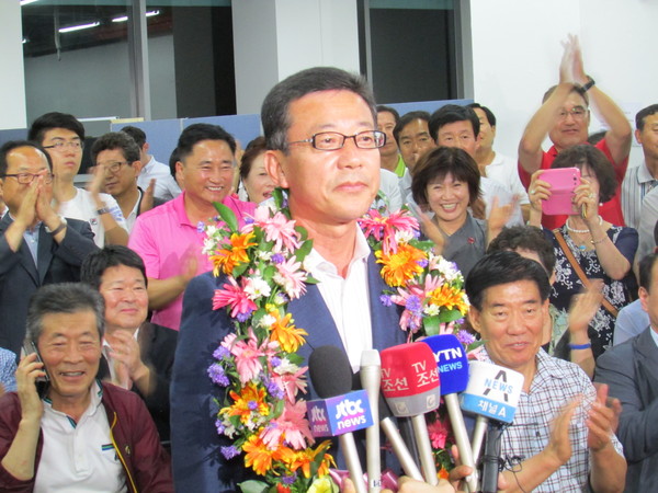 ▲ 경기 김포 보궐선거에서 당선된 새누리당 홍철호 후보가 30일 저녁 선거사무소에서 언론의 당선 소감 인터뷰에 응하고 있다. ⓒ정도원 기자