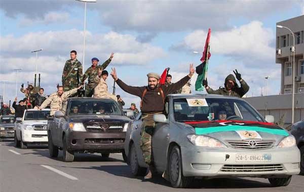 ▲ 2011년 1월 카다피 축출 이후 퍼레이드를 벌이는 민병대 조직원들. 이들은 현재 종파 간 의견대립으로 내전을 벌이고 있다. [자료사진]