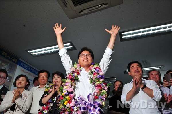 ▲ ▲ 7·30 재·보궐선거에서 경기 수원정(영통)에 출마한 박광온 새정치민주연합 후보가 임태희 새누리당 후보를 오차범위 밖에서 가까스로 누르고 당선되면서 야권의 새로운 정치세력으로 떠올랐다. 뉴데일리DB