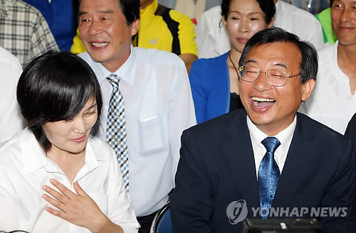 ▲ 7·30 순천·곡성 국회의원 보궐선거에 출마한 새누리당 이정현 후보가 30일 오후 전남 순천시 새누리당 전남도당 사무실에서 당선이 유력시되자 활짝 웃고 있다. ⓒ 연합뉴스