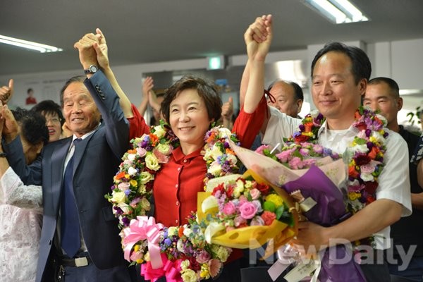 ▲ 새누리당 정미경 당선인이 30일 권선구에 위치한 자신의 선거캠프에서 7.30 수원 을 권선 재선거 승리를 자축하고 있다. ⓒ뉴데일리=유경표 기자