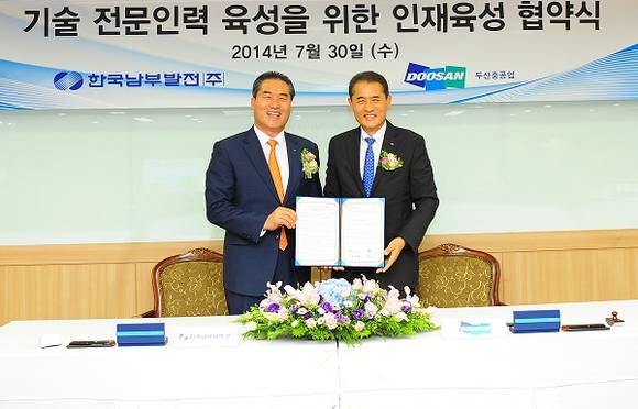 ▲ 한국남부발전 이상호 사장(왼쪽)이 두산중공업과의 기술 전문인력 육성을 위한 인재육성 협약 체결 후 두산중공업 한기선 사장과 기념촬영을 하고 있다. ⓒ한국남부발전