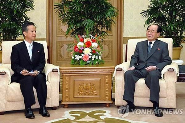 ▲ 2011년 9월 평양 만수대 의사당을 찾았을 당시 고덕우 위원장(왼쪽) ⓒ연합뉴스. 무단전재 및 재배포 금지.