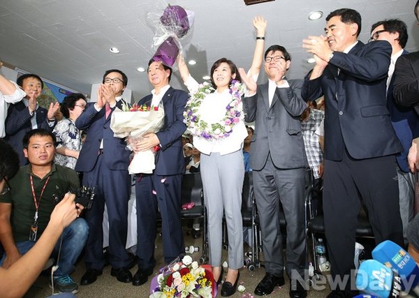 ▲ 7.30 서울 동작을 보궐선거에서 정의당 노회찬 후보에게 승리한 새누리당 나경원 당선자가 두 손을 들고 환호하고 있다. ⓒ정재훈 기자