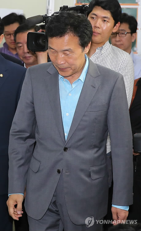 ▲ 7·30 수원병(팔달) 국회의원 보궐선거에서 패배한 새정치민주연합 손학규 후보가 30일 오후 경기도 수원시 팔달구 구천동 선거사무소를 찾아 인사말을 하기 위해 자리로 향하고 있다. ⓒ연합뉴스