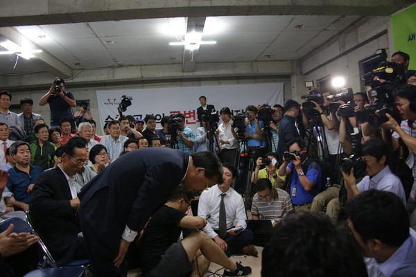 ▲ 7·30 순천·곡성 국회의원 보궐선거에 출마한 새누리당 이정현 후보가 30일 오후 전남 순천시 새누리당 전남도당 사무실에서 당선이 유력시되자 유권자들에게 감사의 인사를 하고 있다.ⓒ이정현 당선인 제공