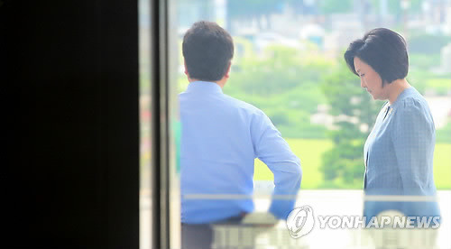 ▲ 새정치민주연합의 당대표 권한대행을 맡게 된 박영선 원내대표가 31일 국회 본청 앞에서 우원식 최고위원과 침통한 표정으로 대화를 나누고 있다. ⓒ연합뉴스DB