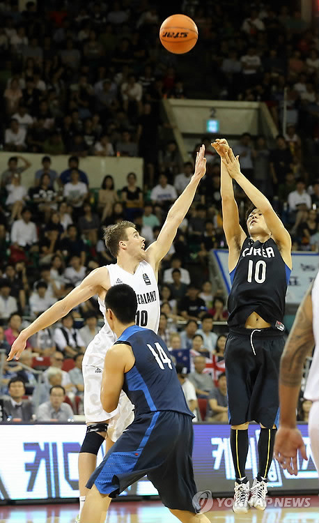 ▲ 대한민국 남자 농구 국가대표 조성민 선수가 3점슛을 시도하고 있다ⓒ연합뉴스