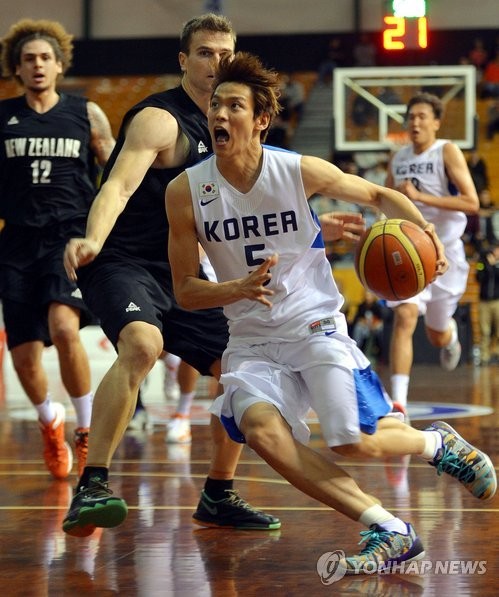 ▲ 대한민국 남자 농구 국가대표 조성민 선수가 3점슛을 시도하고 있다ⓒ연합뉴스