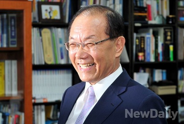 ▲ 황우여 교육사회부총리에 대한 인사청문회가 7일 실시된다. 사진은 지난달 15일 교육사회부총리 후보자로 지명된 뒤 국회에서 기자회견에 응하고 있는 황우여 후보자. ⓒ이종현 기자