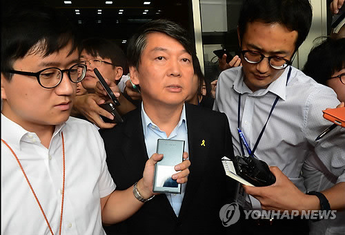 ▲ 안철수 새정치민주연합 공동대표가 31일 오전 비공개 최고위원회의를 마친 뒤 굳은 표정으로 입을 다문 채 국회를 빠져나가고 있다. ⓒ연합뉴스DB