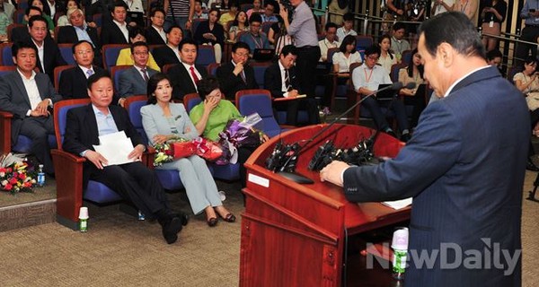 ▲ 새누리당 이완구 원내대표가 1일 국회에서 열린 의원총회에서 당선인들에게 축하의 인사를 전달하고 있다. ⓒ이종현 기자