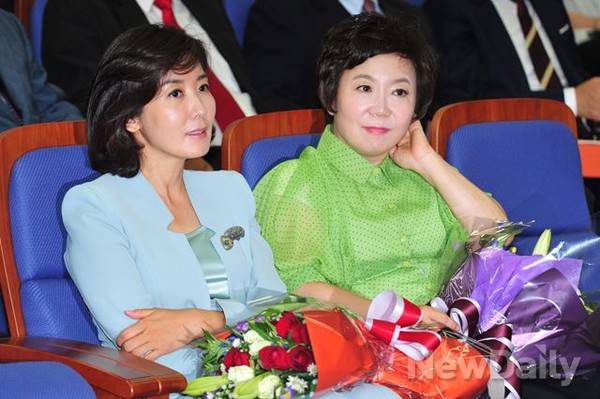 ▲ 7·30재보선에서 당선된 새누리당 나경원(동작을, 왼쪽)·정미경(수월을) 당선자가 31일 국회에서 열린 최고위원회의에 참석해 당선인들의 소감을 듣고 있다.ⓒ이종현 기자