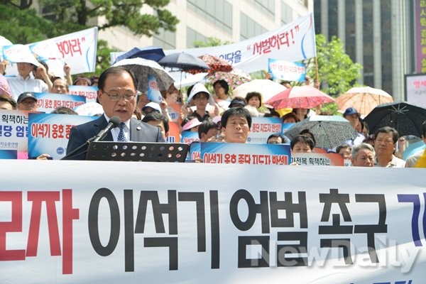 ▲ 한국자유총연맹 김명환 회장이 31일 청계광장에서 열린 이석기 엄벌촉구 기자회견에서 성명서를 낭독하고 있다. ⓒ뉴데일리=유경표 기자