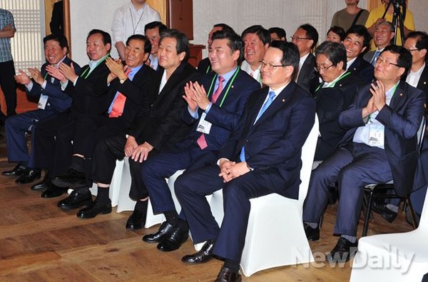 ▲ 한중 친선 바둑교류전이 1일 국회 사랑재에서 열렸다. 새누리당 이인제 최고위원, 이재오 한·중 의원외교협의회 의장, 김무성 대표, 원유철 의원 등이 박수를 치고 있다. ⓒ이종현 기자