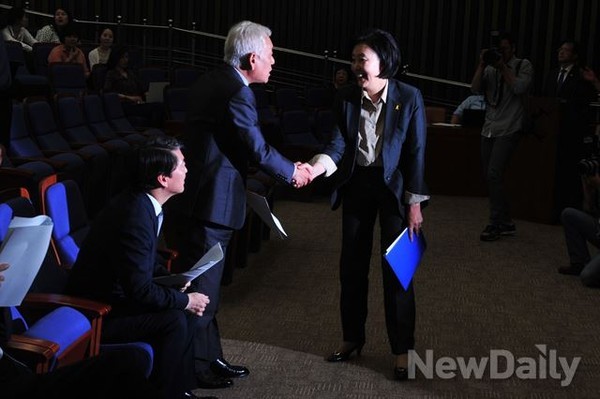 ▲ ▲ 7·30재보궐선거 참패의 책임을 안고 새정치민주연합 김한길·안철수 공동대표가 물러나면서 새 지도부 자리를 채울 인물들의 이름이 당 안팎에서 거론되고 있다. 안철수 전 공동대표(왼쪽) 김한길 전 공동대표(가운데) 박영선 원내대표(오른쪽) ⓒ뉴데일리DB