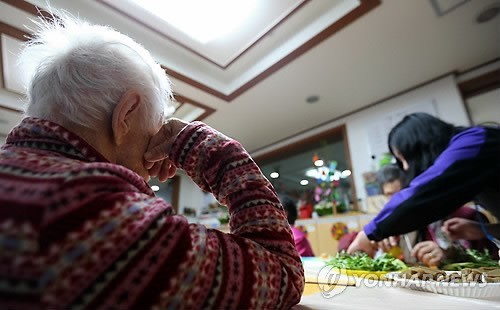 ▲ 서울중구의 한 서울형 데이케어센터에서 치매에 걸린 어르신들이 요리교실 수업을 하고 있다. (본 사진은 해당 기사와 관계없음) ⓒ 연합뉴스 무단전재 및 재배포금지