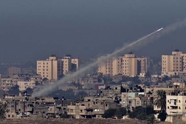 ▲ 하마스가 가자 지구 민간인 거주지 사이에서 이스라엘을 향해 로켓(또는 미사일)을 발사하는 장면. [사진: 美공영방송 NPR 보도화면 캡쳐]