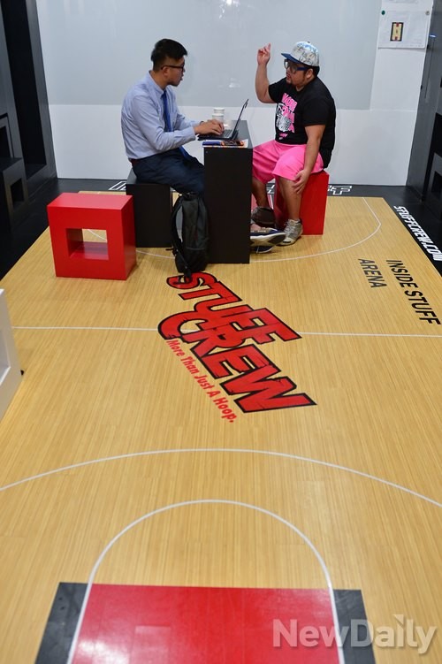 ▲ 인사이드 스터프 이강문 대표의 꿈은 제대로 된 농구장을 만드는 것이다. 현재 사무실은 실제 농구장을 16분의 1로 축소한 모습이었다ⓒ뉴데일리 정상윤 기자