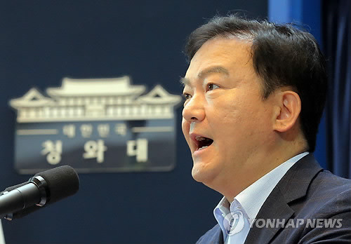 ▲ 민경욱 청와대 대변인이 3일 오전 춘추관에서 신임 문화체육관광부 장관 내정자과 해양수산부 차관을 발표하고 있다. 문체부 장관에는 김종덕 홍익대 교수가 내정됐다. ⓒ 연합뉴스