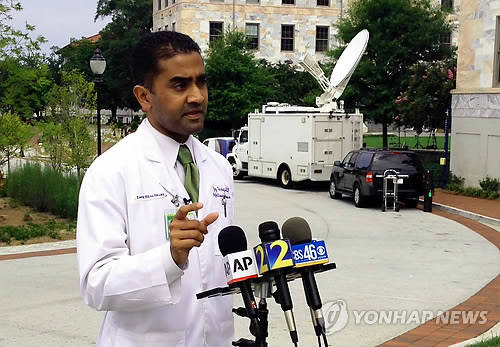 ▲ 미국 조지아주 애틀랜타의 에모리대 전염병 전문의 제이 바키 박사가 2일(현지시간) 에볼라 바이러스 치료 등에 대해 기자들에게 설명하고 있다. ⓒ 연합뉴스