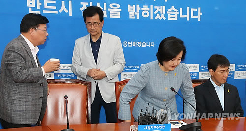 ▲ 새정치민주연합 박영선 원내대표(오른쪽 두 번째)와 안희정 충남지사(오른쪽 첫 번째), 권선택 대전시장(왼쪽 첫 번째), 이시종 충북지사(왼쪽 두 번째)가 3일 국회 원내대표실에서 열린 비상회의에 참석하고 있다. ⓒ연합뉴스DB