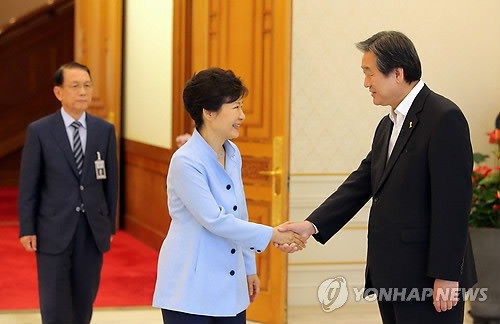 ▲ 박근혜 대통령이 지난달 15일 청와대에서 새누리당 신임 지도부와 오찬을 갖기에 앞서 김무성 대표와 악수하고 있다.ⓒ연합뉴스