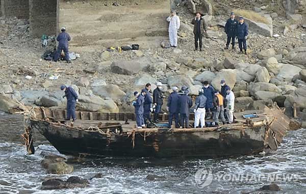 2012년 일본에서 발견된 북한 어선 잔해. 나무로 돼 있다. ⓒ연합뉴스. 무단전재 및 재배포 금지.