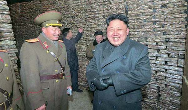 ▲ "헤헤, 생선이다~!" 냉동창고에 가득한 생선을 보고 기뻐하는 김정은. 이 생선들이 북한 인민군을 괴롭히는 '선물'이다. [자료사진]