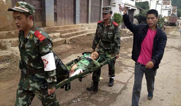 ▲ 중국 인민해방군이 다친 어린이를 후송하고 있다. [사진: 홍콩 사우스차이나모닝포스트 보도화면 캡쳐]
