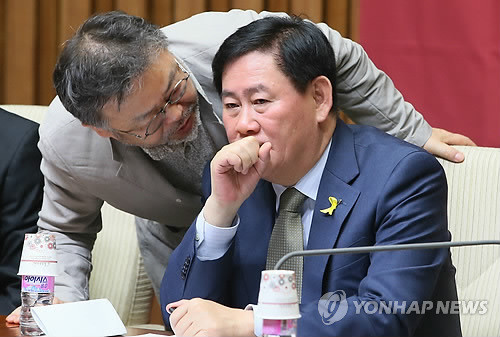 ▲ 최경환 새누리당 원내대표(오른쪽)가 국회에서 열린 원내대책회의에서 조동원 홍보본부장과 대화하고 있다. ⓒ 연합뉴스