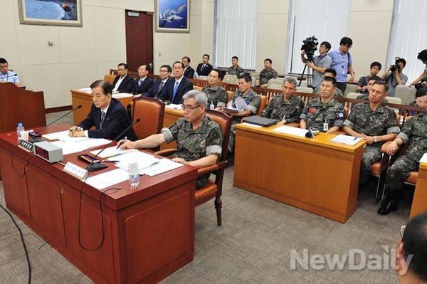 ▲ 4일 오전 열린 국방위원회 긴급 현안질의에서 여야 의원들은 군 수뇌부를 강하게 질타했다. 사진은 국방위에 출석한 한민구 국방부 장관과 권오성 육군참모총장. ⓒ이종현 기자
