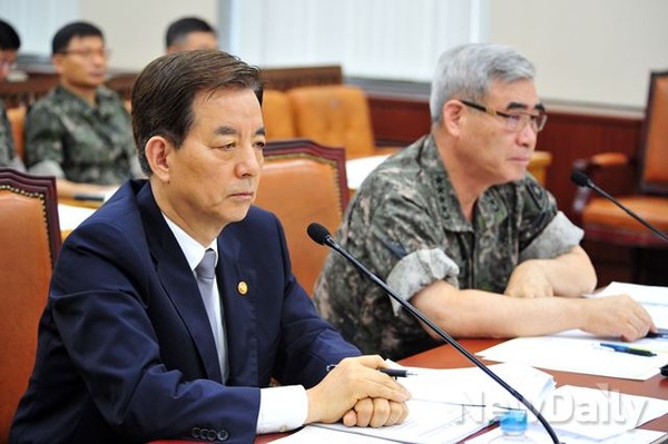 ▲ 한민구 국방부 장관과 권오성 육군참모총장이 4일 국회 국방위원회에 출석해 의원들의 질의를 듣고 있다. ⓒ이종현 기자