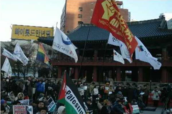 ▲ 서울 종각역 앞에서 열린 하마스 지지 시위. 다함께의 깃발도 보인다. [자료사진]