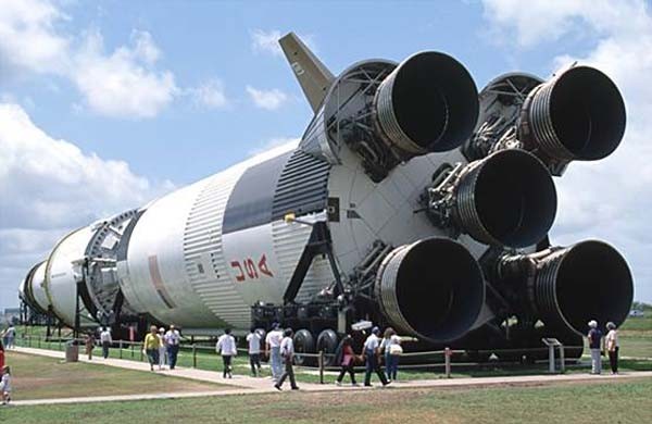 일반에 전시된 새턴 5호 로켓. 높이 110m의 거대한 크기이지만 달 탐사에는 몇 톤 무게밖에 보낼 수 없었다. 이것이 현재 인류가 사용 중인 화학로켓의 한계다. [자료사진]