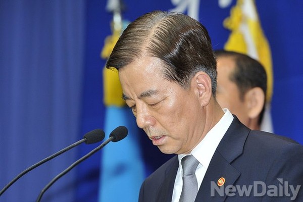 ▲ 국방부 브리핑룸에서 28사단 윤일병 사망사건 발표문을 읽고있는 한민구 국방부장관. ⓒ정재훈 기자