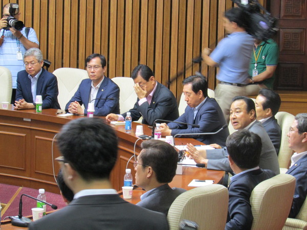 ▲ 새누리당 이완구 원내대표(오른쪽 가운데)가 5일 오전 열린 원내대책회의에서 발언하고 있다.ⓒ정도원 기자