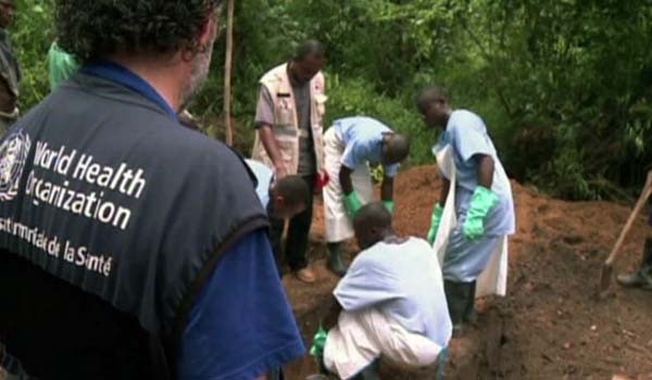 ▲ 서아프리카 현지에서 에볼라 확산을 막기 위해 활동 중인 WHO 직원들의 모습 [사진: 캐나다 CBC 보도화면 캡쳐]