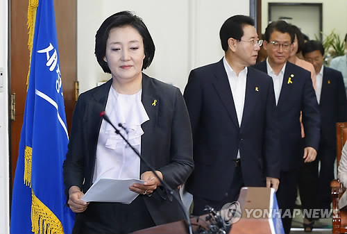 ▲ 새정치민주연합 박영선 대표직무대행이 5일 국회에서 기자회견을 열고 비상대책위원회의 명칭을 '국민공감혁신위원회'로 한다고 발표했다. 사진은 기자회견을 하기 위해 당대표회의실로 들어서고 있는 박영선 직무대행. ⓒ연합뉴스DB