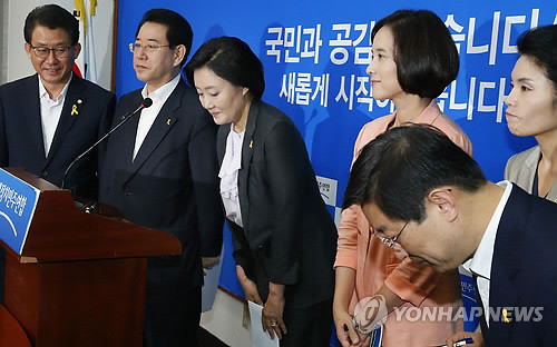 ▲ 5일 오전 열린 '국민공감혁신위' 출범 기자회견을 마치고 고개 숙여 인사하고 있는 박영선 새정치민주연합 대표직무대행 ⓒ연합뉴스DB