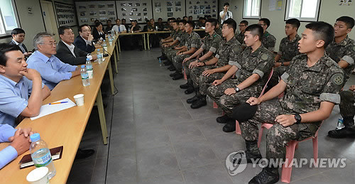 ▲ ▲ 국회 국방위원회 황진하 위원장과 여야 위원들이 5일 윤일병 폭행치사 사건이 발생한 경기도 연천 28사단 포병대대 의무대 내무반을 찾아 현장 조사를 마친 뒤 부대 장병들과 간담회를 갖고 있다. ⓒ연합DB