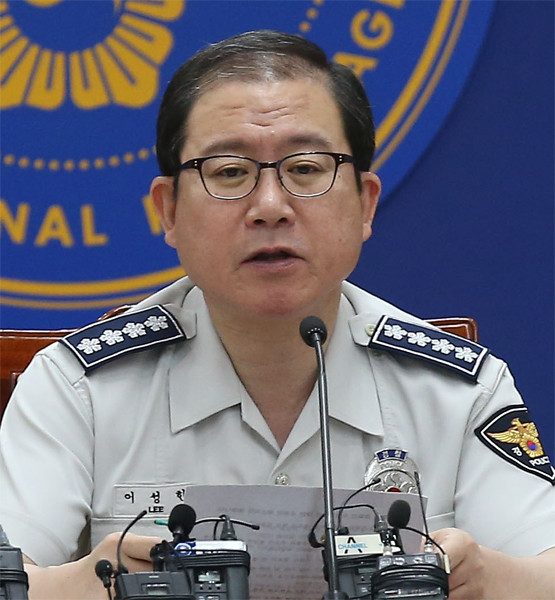 ▲ 이성한 경찰청장이 유병언 전 세모그룹 회장 변사체에 대한 신원확인이 지연됐던 것에 대해 책임을 지고 5일 사의를 표명했다. 이 청장은 이날 오후 안전행정부에 사표를 제출했다.  ⓒ 연합뉴스