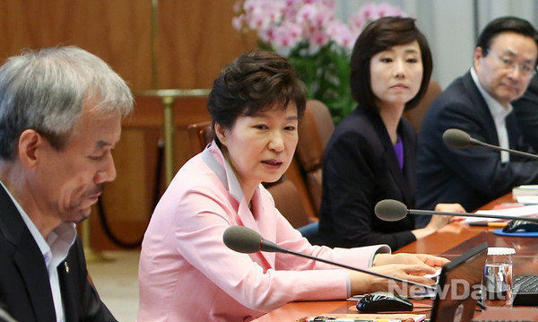 ▲ 박근혜 대통령이 5일 오전 국무회의에서 윤 일병 사건, 유병언 사망사건 등에 대해 군과 검경의 무능을 지적하자 같은 날 오후 군과 경찰의 수뇌부가 연이어 물러났다.ⓒ 뉴데일리(청와대 제공)