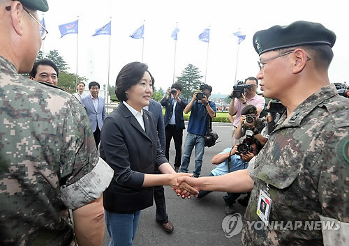 ▲ 새정치민주연합 박영선 국민공감혁신위원장은 6일 오전 MBC 라디오 전화인터뷰에서 '윤 일병 사망 사건'과 관련 김관진 청와대 안보실장이 책임을 져야 한다고 주장했다. 사진은 6일 논산훈련소를 찾은 박영선 위원장. ⓒ연합뉴스DB