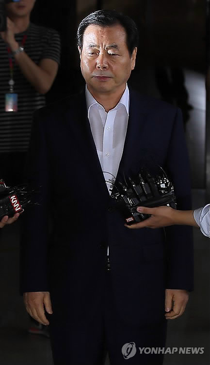 ▲ 철도부품 제작업체에서 거액을 받은 혐의를 받고 있는 새누리당 조현룡 의원이 6일 오전 서울 서초동 중앙지검으로 들어서고 있다.ⓒ연합뉴스