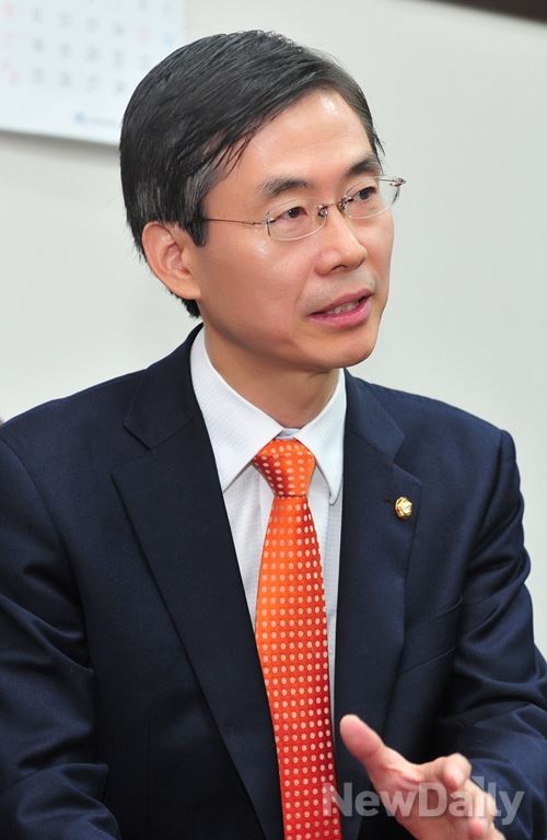 ▲ 새정치민주연합 조경태 전 최고위원이 5일 의원실에서 뉴데일리와 인터뷰를 갖고 있다.ⓒ이종현 기자