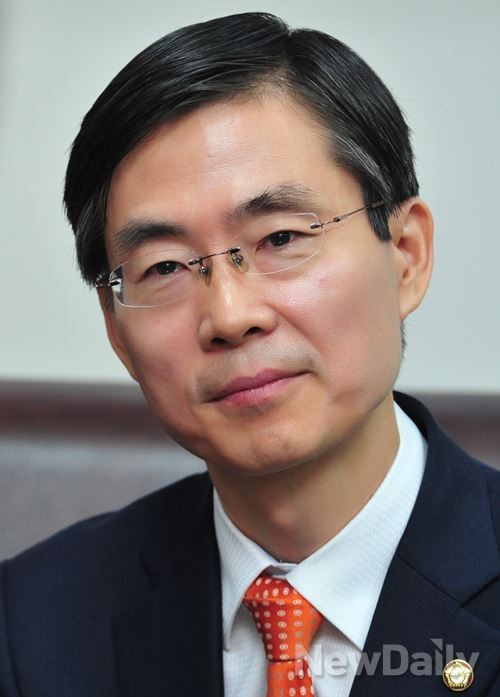 ▲ 새정치민주연합 조경태 전 최고위원이 5일 의원실에서 뉴데일리와 인터뷰를 갖고 있다.ⓒ이종현 기자